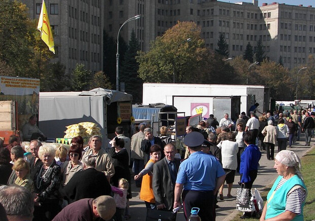 Торговали прямо из машин, но эстетический момент покупателей не волновал. Фото: kharkivoda.gov.ua