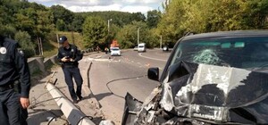У  Львові водій джипа зніс дві електроопори (фото)