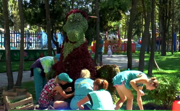 Новость - Досуг и еда - В парке Горького поселился крокодил Гена, которого опыляют по часам (видео)