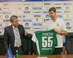 Полузащитник примерил футболку с номером 55 на спине. Фото: football.ua
