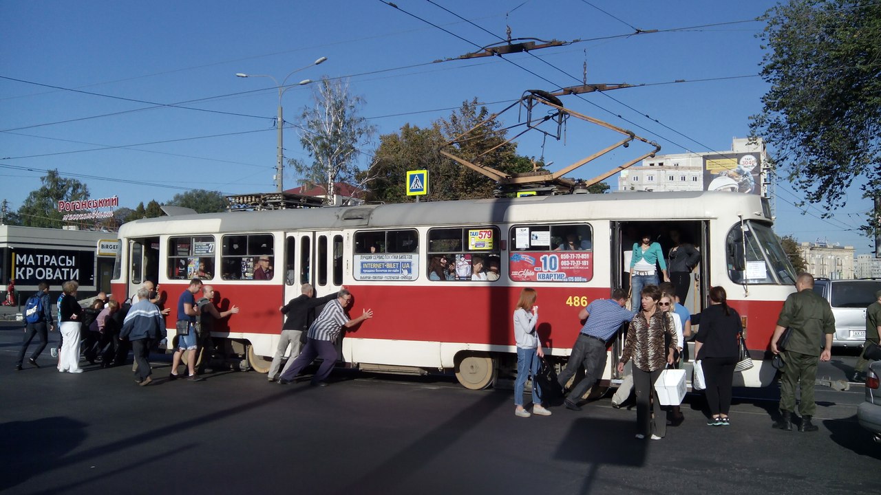 Новость - Транспорт и инфраструктура - Помоги себе сам: харьковчане затолкали на рельсы "дрифтанувший" трамвай (фото)