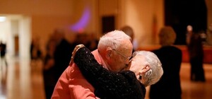 В львівському торговому центрі пенсіонерки влаштували пристрасні танці: (відео)