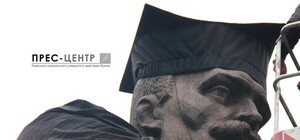 У  Львові пам'ятник Франка  одягнули в мантію (фото)
