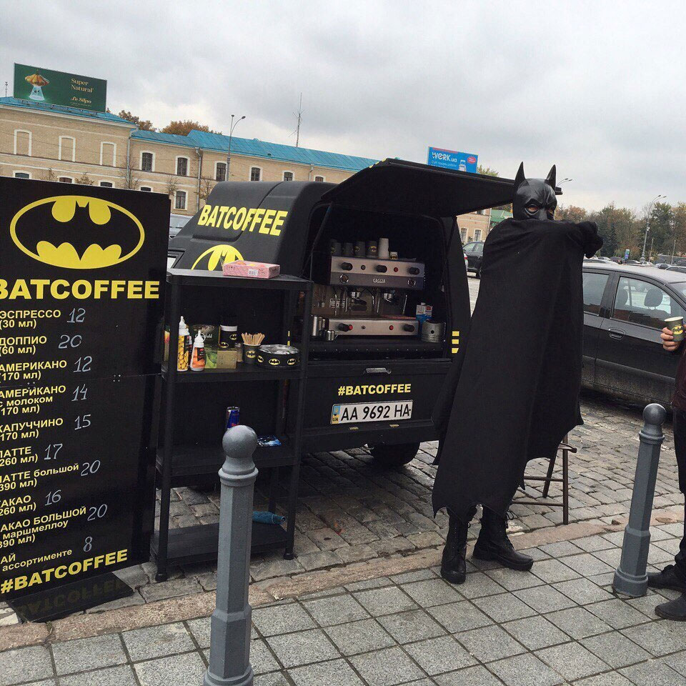 Новость - События - Фотофакт: в Харькове Бэтмен продает кофе