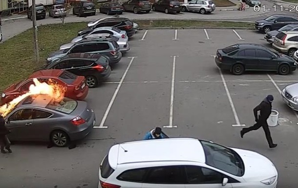 Новость - События - Средь бела дня: в Харькове подожгли автомобиль прямо на парковке