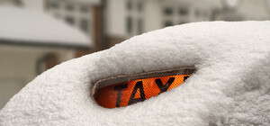 Два лічильники: через снігопад у Львові зросли ціни на таксі