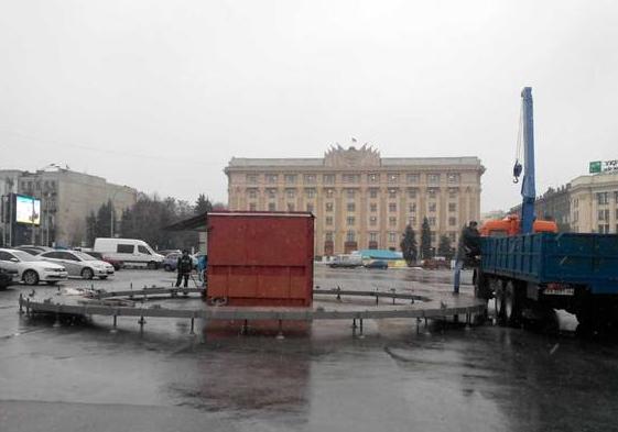 Новость - События - Праздник к нам приходит: в Харькове начали устанавливать елку