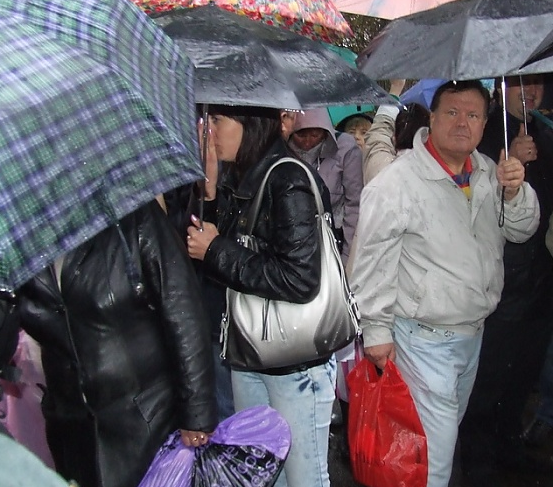 Пикет на Центральном рынке прошел под проливным дождем. Фото с сайта mediaport.ua