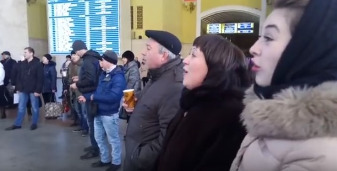 Новость - Досуг и еда - Спели хором: на харьковском вокзале устроили ретро-флэшмоб