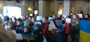 Новый флешмоб: на харьковском вокзале дети спели об Украине