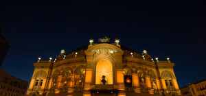 Фотофакт: как выглядит световое 3D-шоу на фасаде Национальной оперы