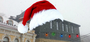 Праздник не для всех: киевляне поздравили с Новым годом скандальный Театр на Подоле