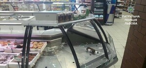 Фотофакт: у львівському супермаркеті чоловік трощив вітрини та погрожував ножем