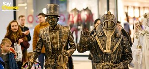 Живые статуи, клоуны и мимы: в Харькове проходит фестиваль уличного искусства