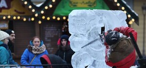 Фоторепортаж: як у центрі Львова створюють крижані скульптури