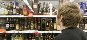 Продают без документов: 16 подростков отравились алкоголем в Харькове