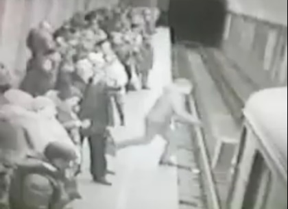 Новость - События - Опубликовано видео: мужчина, прыгнувший под вагон метро, умер в больнице