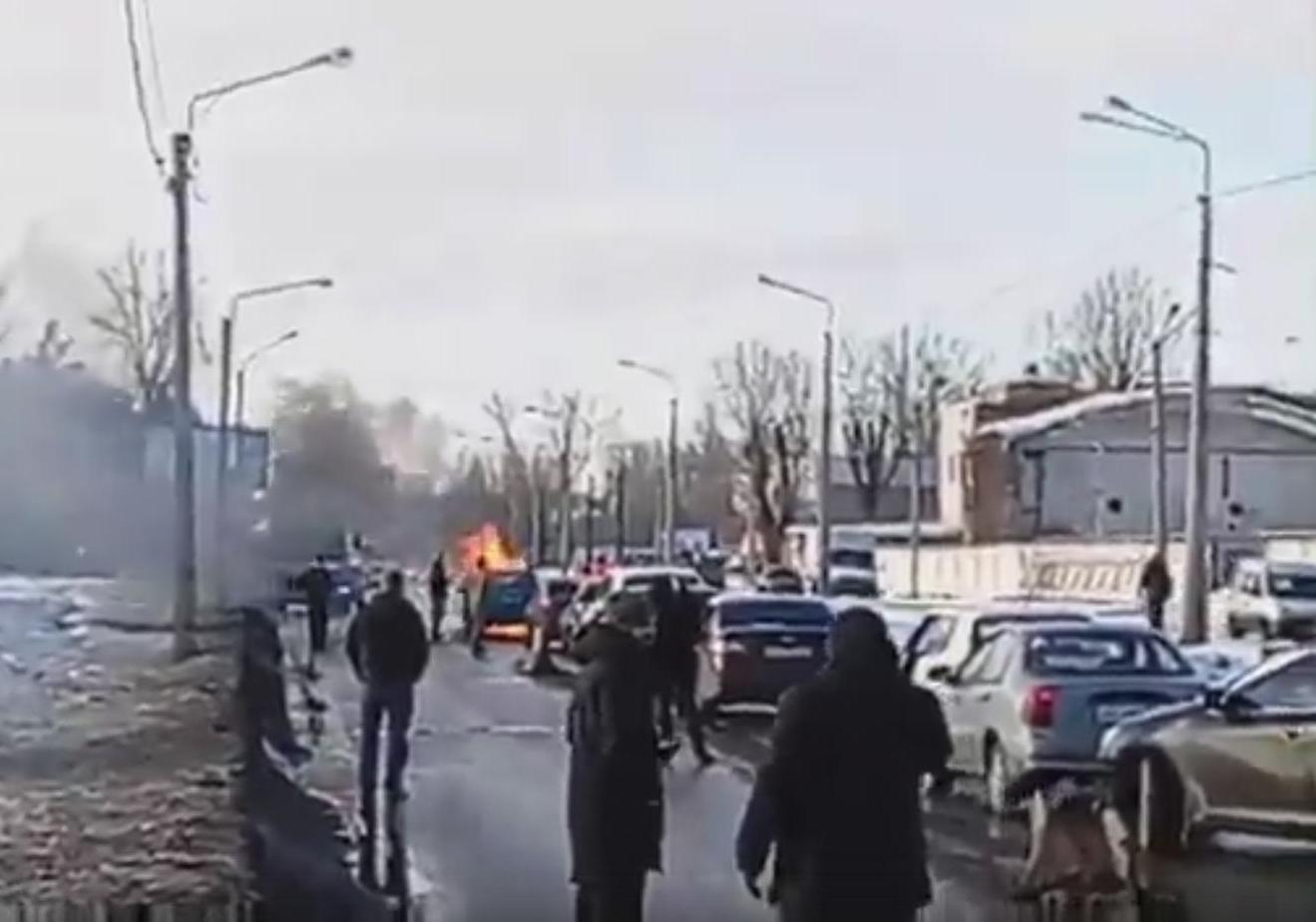 Новость - События - Прокатился "с огоньком": в Харькове на ходу загорелся автомобиль