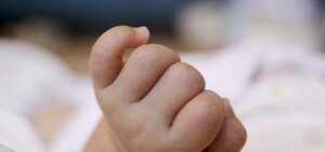 Жах: у Львові в під’їзді будинку знайдено мертве немовля у коробці