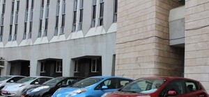 В центре Днепра припарковался гибридный суперкар BMW