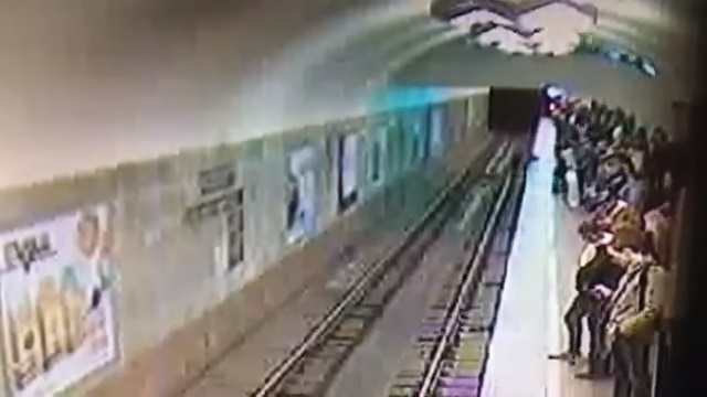 Новость - События - Видеофакт: в харьковском метро мужчина упал на рельсы