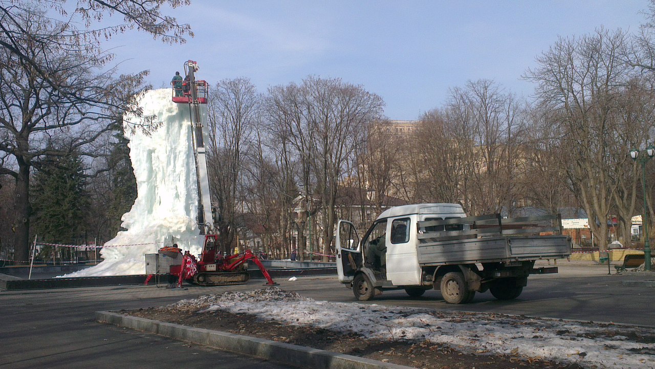 Новость - Досуг и еда - Весна пришла: в Харькове демонтируют ледяной фонтан