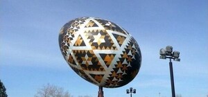 Фотофакт: еще одна гигантская писанка для Софийской площади уже готова