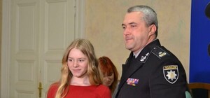 Грамоти та айпади: дві школярки на Львівщині отримали нагороди за врятування юнака від суїциду