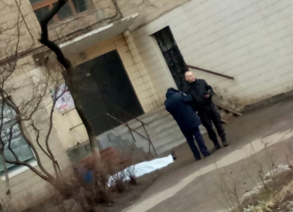 Новость - События - Под окнами дома: на Холодной горе обнаружили труп