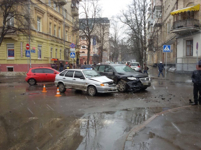Новость - События - Есть пострадавшие: в центре Харькова произошла авария