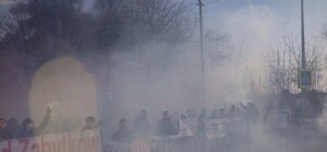 Підпалили шини: невідомі особи з плакатами перекрили дорогу на Польщу