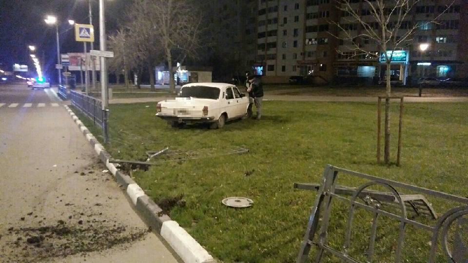 Новость - События - Загадочный перекресток: в Харькове водители "под кайфом" дважды за ночь снесли новый забор