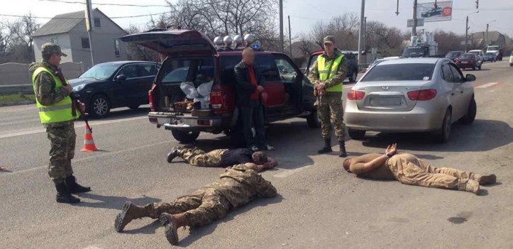Новость - События - Пистолеты, дымовые шашки, гранаты: на въезде в Харьков задержали автомобиль с оружием