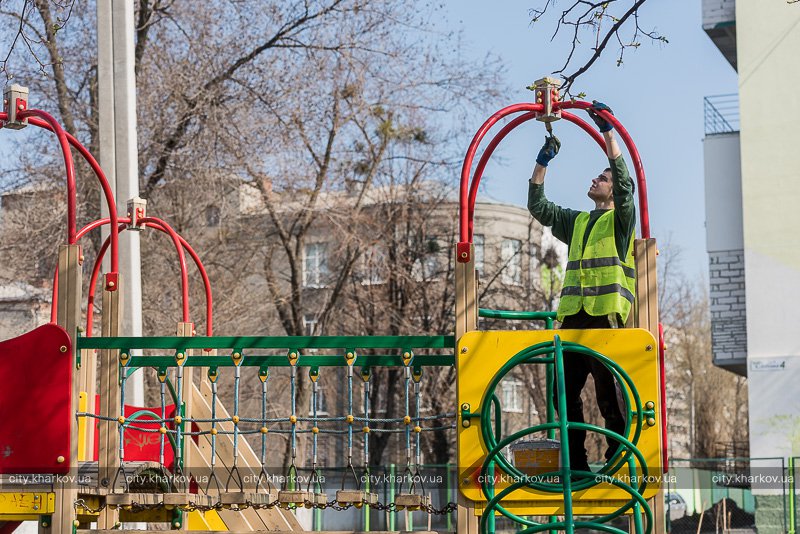 Новость - Коммуналка - В каждый двор: в Харькове устанавливают детские площадки, скамейки и урны