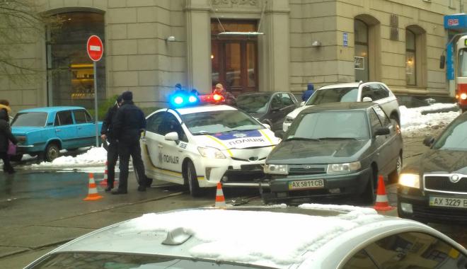Новость - События - Не пропустили: в Харькове полицейский приус попал в аварию