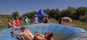 Надувний скеледром, пейнтбол, боротьба в болоті: на Львівщині відбудеться масштабний фестиваль “Небу-ХАЙ!”