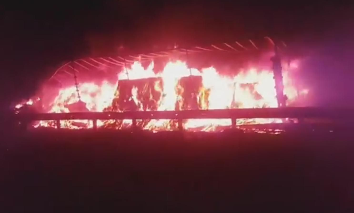 Новость - События - Видеофакт: на трассе Киев-Харьков произошел крупный пожар из-за рекламного щита