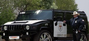 Фотофакт: столичным полицейским привезли новые джипы