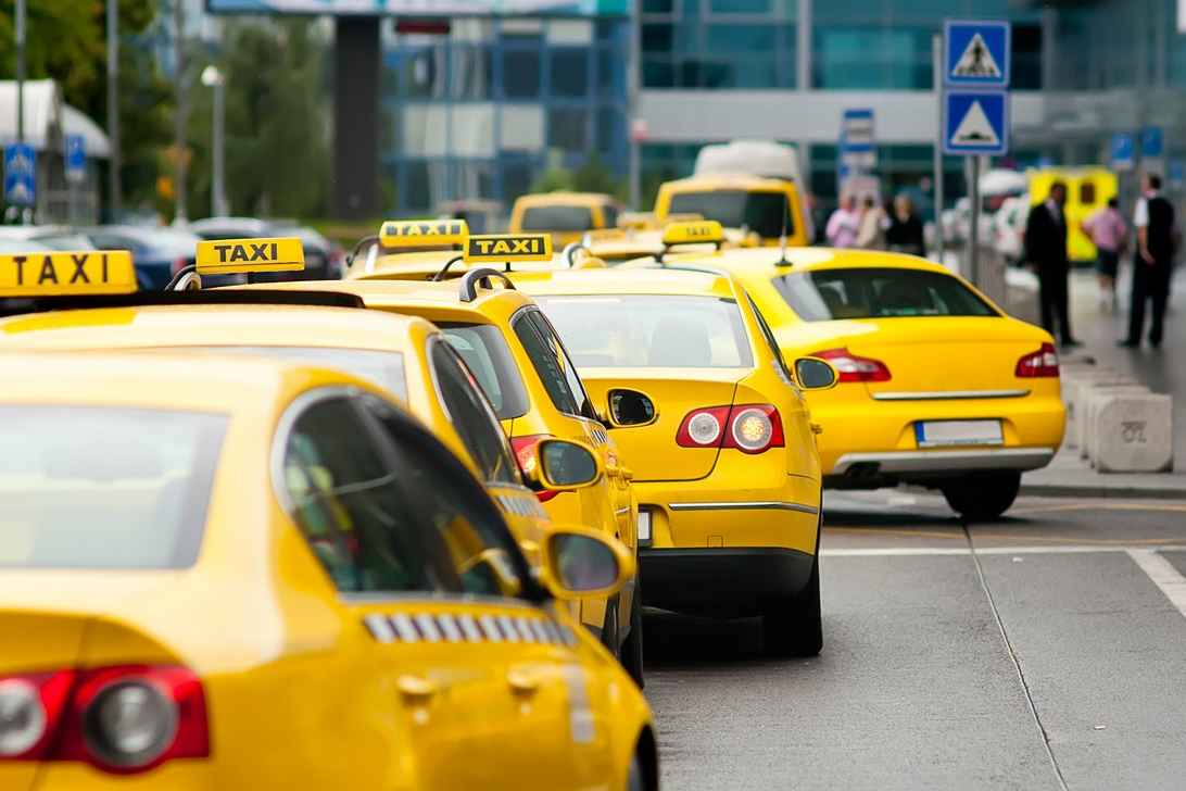Новость - События - Не уедем: Яндекс.Такси не принимает банковские карты украинцев