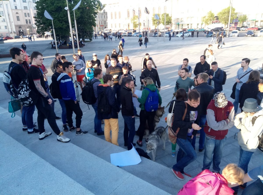 Новость - События - #ВКживи: в Харькове молодежь вышла на митинг против блокировки Вконтакте