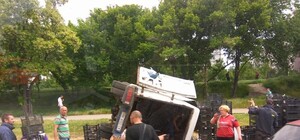 Рассыпалось добро: в Запорожье перевернулась машина с клубникой