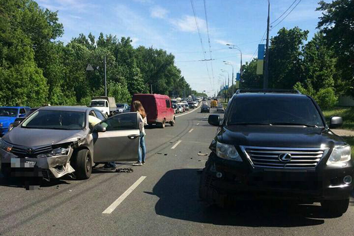 Новость - События - По встречке: на Сумской Lexus протаранил Toyota Corolla
