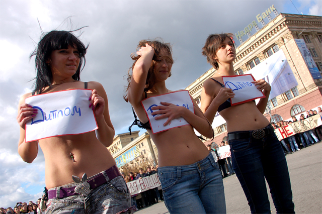 Студентки уверены, что данное постановление оставило б их голыми.  Фото "Мост-Харьков".