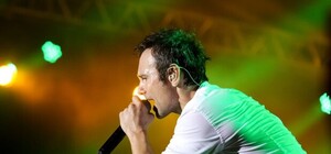 Смотри: во время концерта Океан Эльзы в Полтаве у Вакарчука внезапно пропал голос