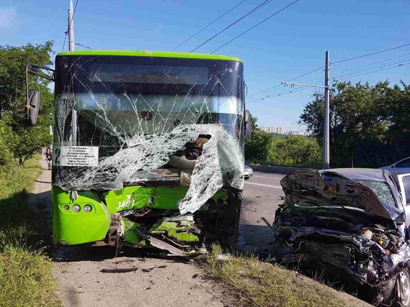 Новость - События - Есть погибшие: в Харькове троллейбус попал в ДТП