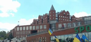 Под окном: активисты 