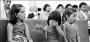 Фотофакт: в симферопольском аэропорту появились места для поцелуев