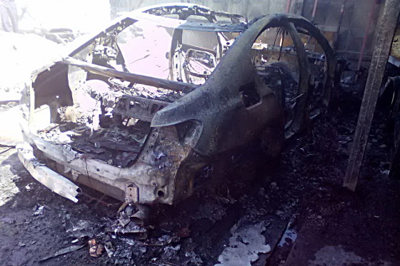 Новость - События - Тушил пожар руками: в Харькове дотла сгорел BMW