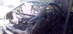 Тушил пожар руками: в Харькове дотла сгорел BMW