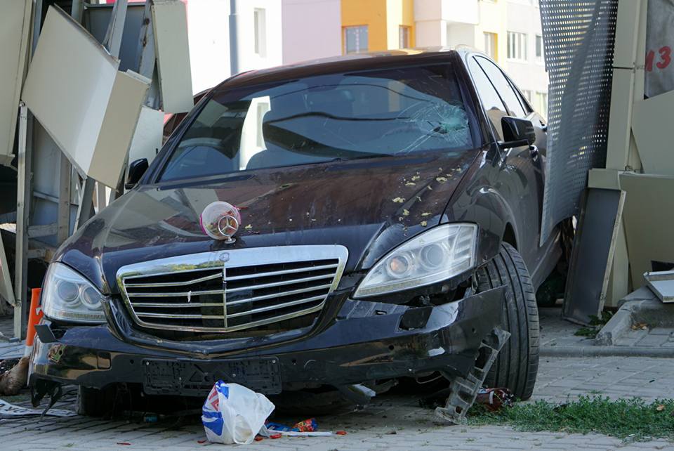 Новость - События - Есть жертвы: возле "неотложки" автомобиль врезался в остановку
